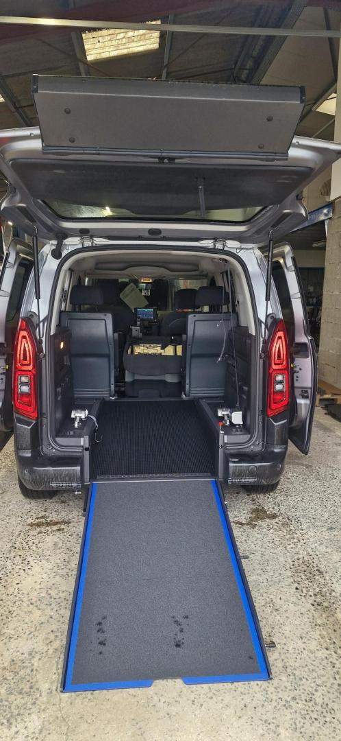 Véhicule à vendre aménagé pour transport de PMR Surin