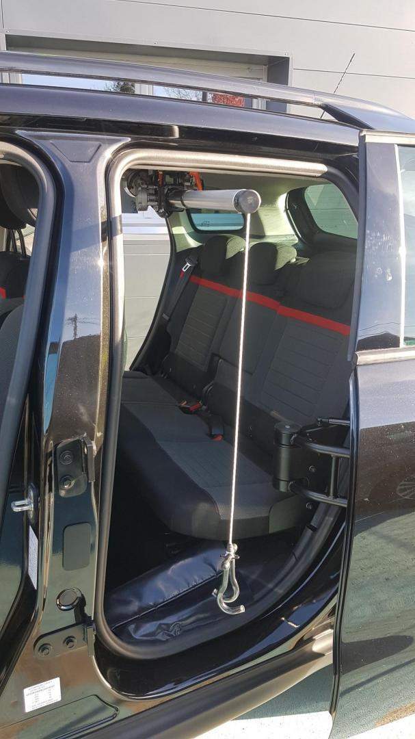 Véhicule avec accessoire d'accès pour PMR Surin