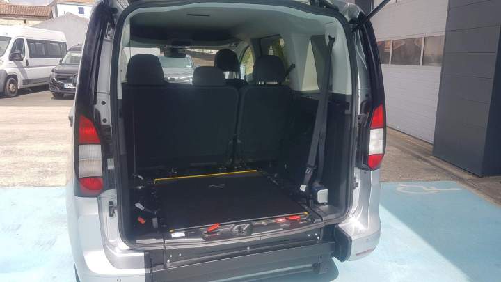 Véhicule spacieux pour le transport de PMR Surin