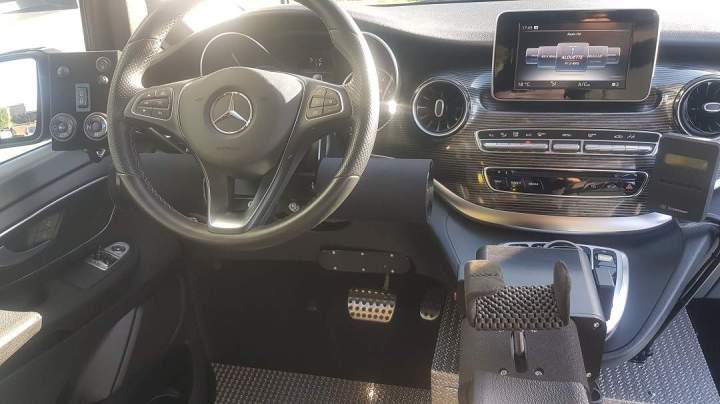 Véhicule adapté pour PMR Surin