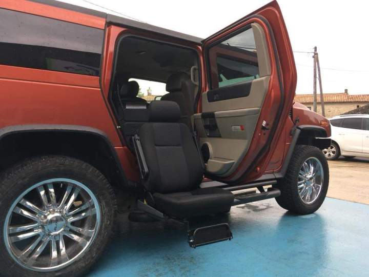 Véhicule équipé pour accès de PMR Surin