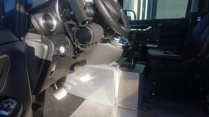 Véhicule adapté pour les personnes en situation de handicap Surin