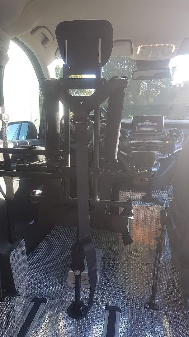 Aménagement de véhicule pour le transport de personnes à mobilité réduite Surin