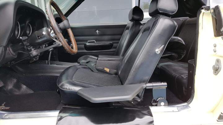 Véhicule aménagé pour PMR Surin