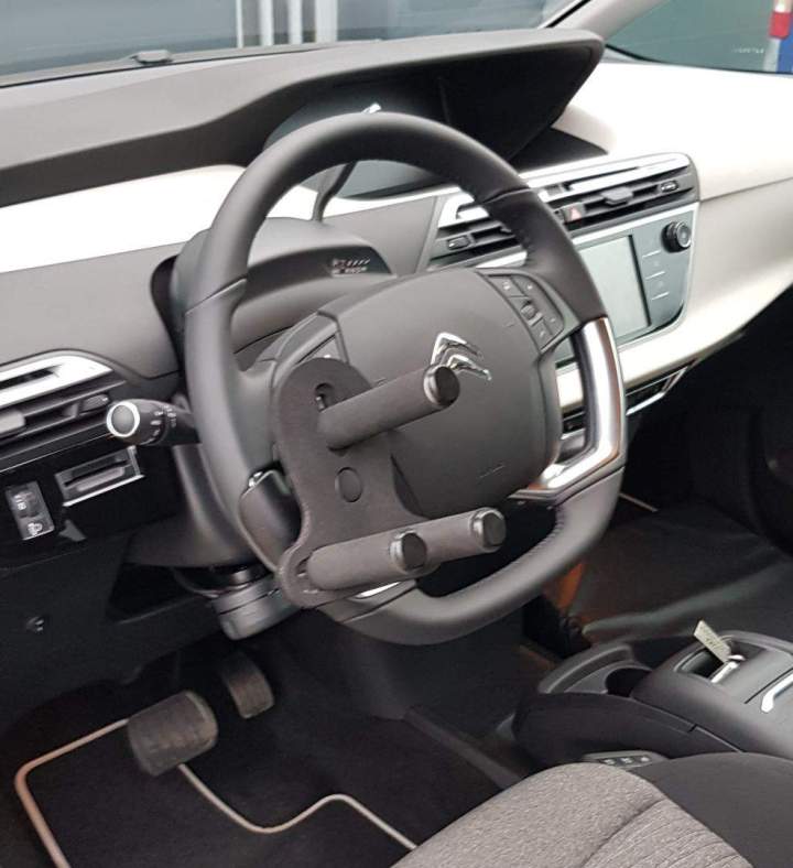 Accessoire de voiture pour personne en situation de handicap Surin