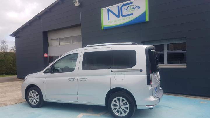 Ford Tourneo Connect 3 à 5 places + 1 fauteuil roulant Surin