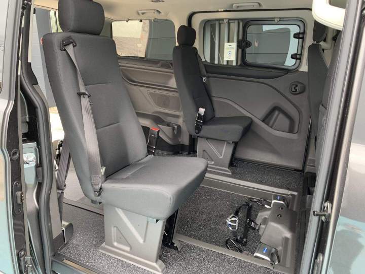 Intérieur véhicule aménagé pour TPMR Surin