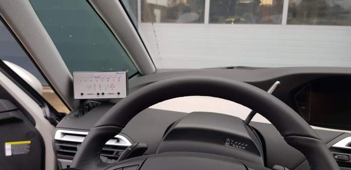 Accessoire facilitant la conduite de voiture pour les PMR Surin