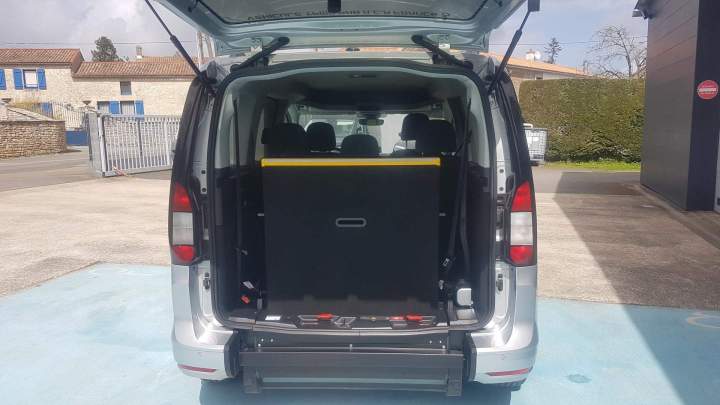 Véhicule aménagé pour un voyage en fauteuil roulant sûr Surin