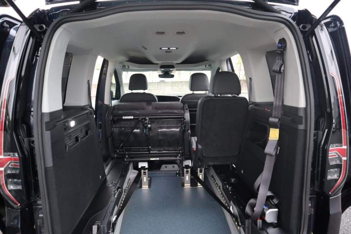 Véhicule pour transport de PMR avec intérieur spacieux Surin