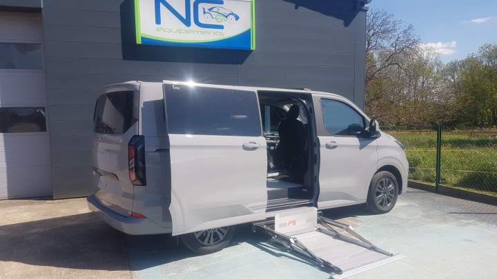 Véhicule aménagé d'un hayon AUTOLIFT F6, d'une embase pivotante 6 positions Surin