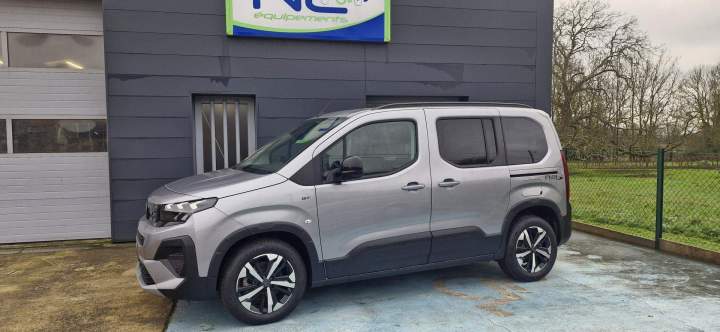 Véhicule 3 à 6 places + fauteuil roulant Surin