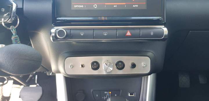 Commandes d'une voiture adaptée pour PMR Surin