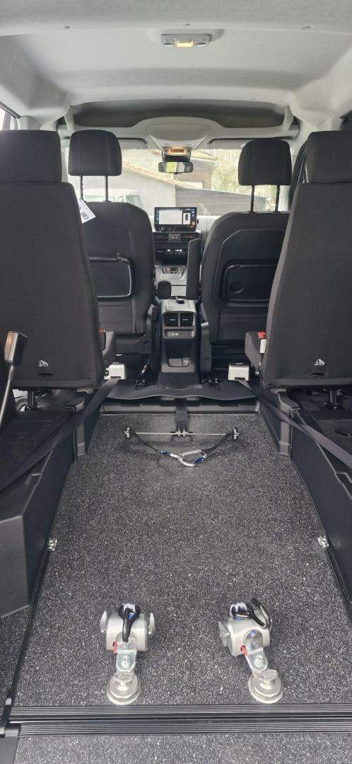 Véhicule adapté aux PMR Surin