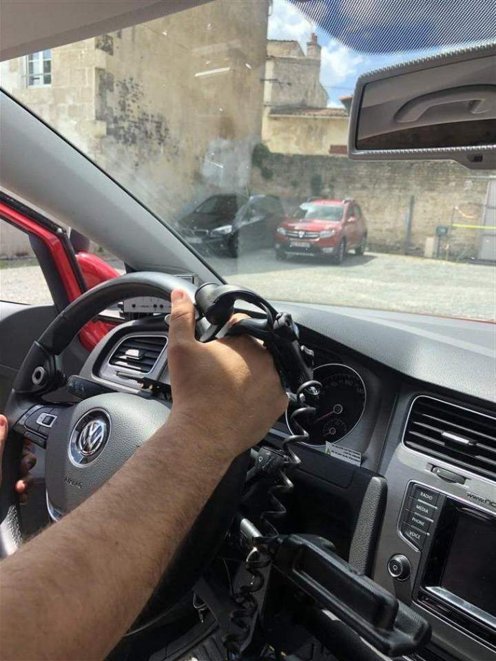 Conducteur utilisant une commande manuelle au volant Surin