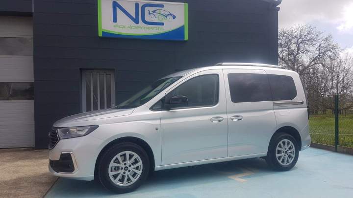 Véhicule neuf adapté pour le transport de PMR Surin