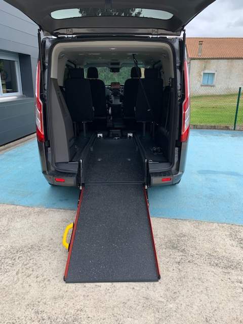 Intérieur véhicule avec accessibilité fauteuil roulant Surin