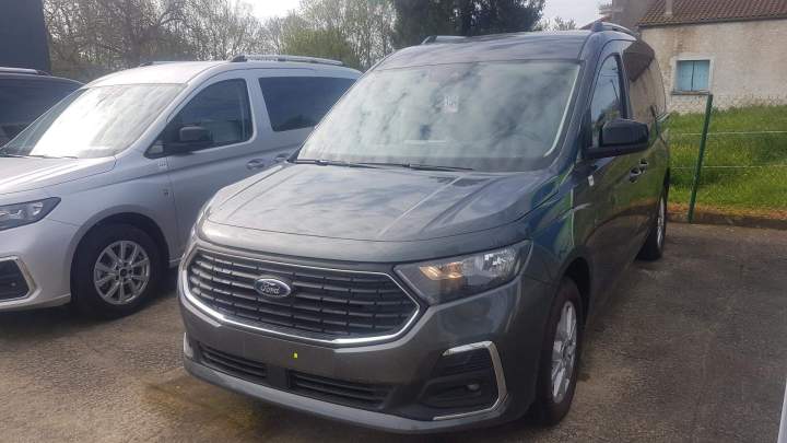 Véhicule Ford Grand Tourneo Connect Titanium 4 places + 1 FR + treuil Surin