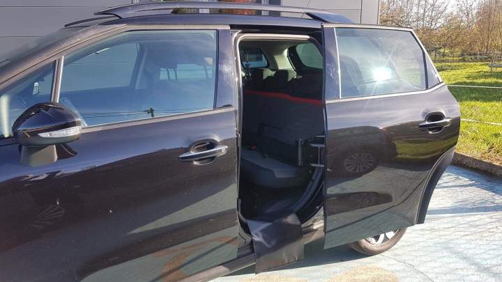 Portail de voiture facilitant le transport de PMR Surin