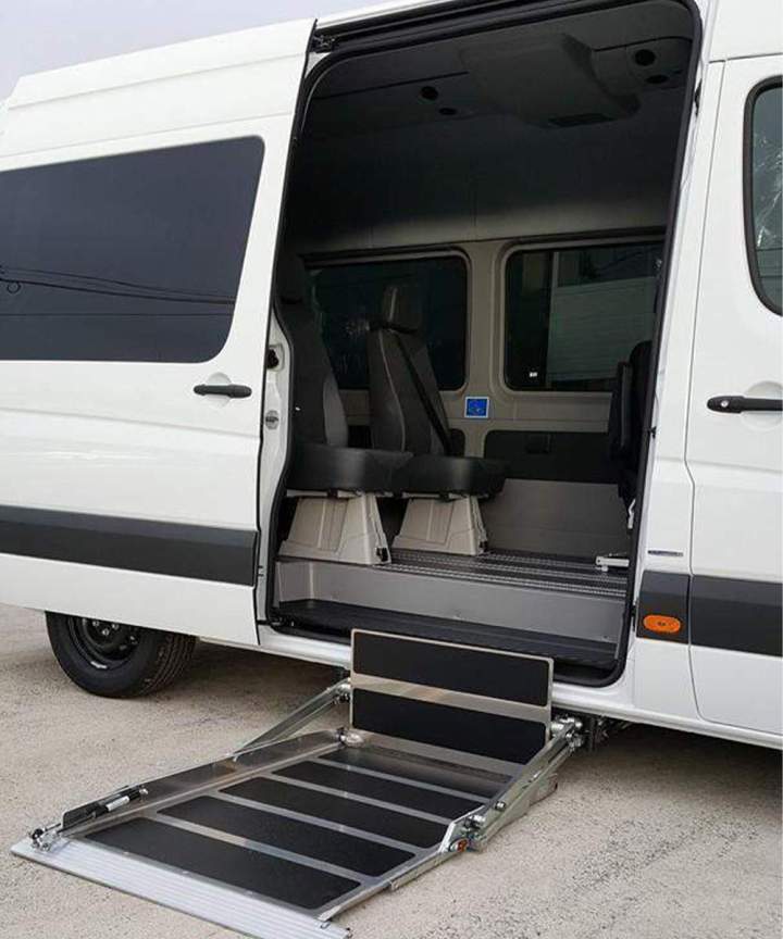 Véhicule aménagé pour accès de PMR Surin