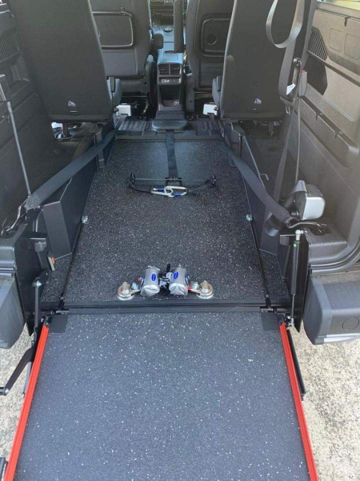 Véhicule adapté pour le transport au quotidien des PMR Surin