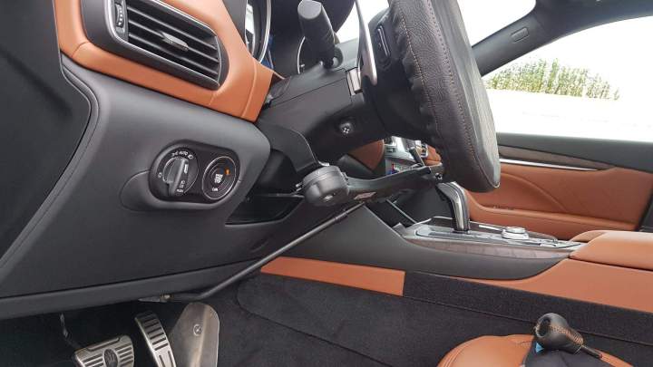 Voiture adaptée pour la conduite des personnes à mobilité réduite Surin