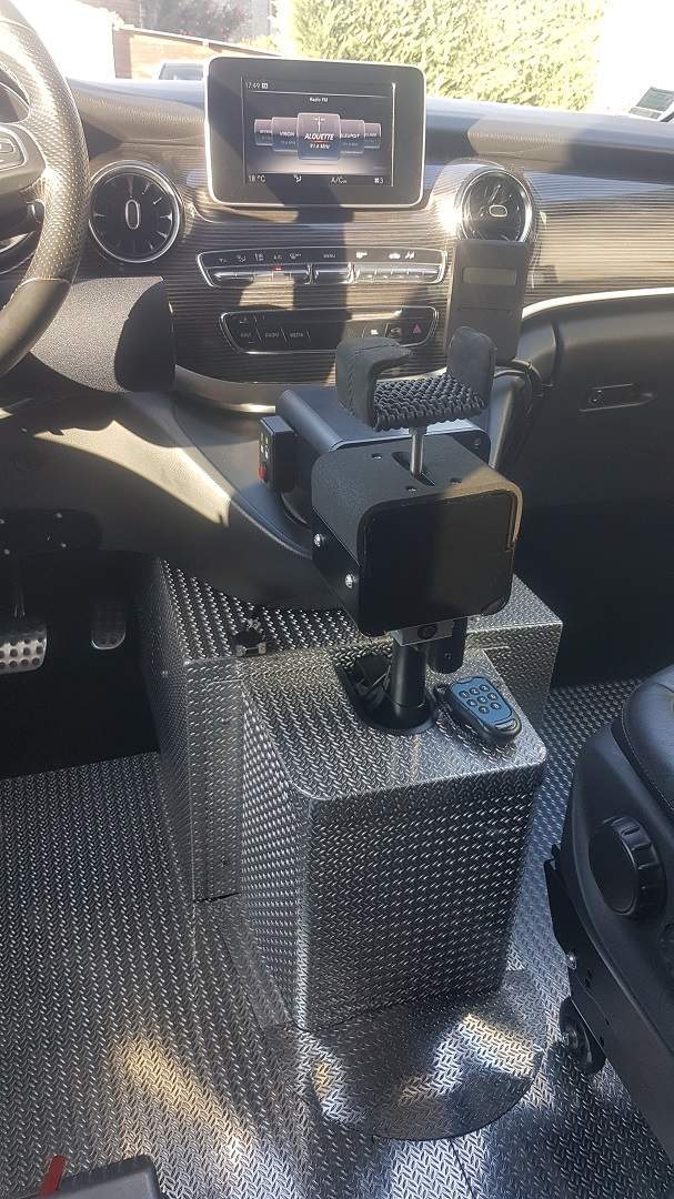 Commande d'un véhicule adapté pour PMR Surin