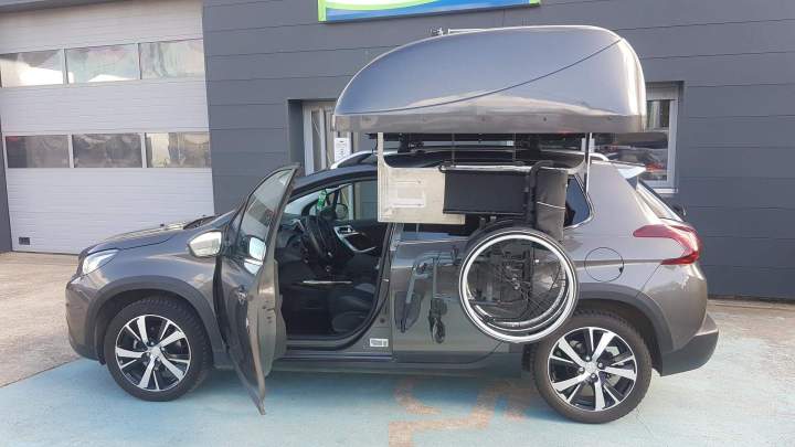 Voiture équipée d'accessoire pour PMR Surin