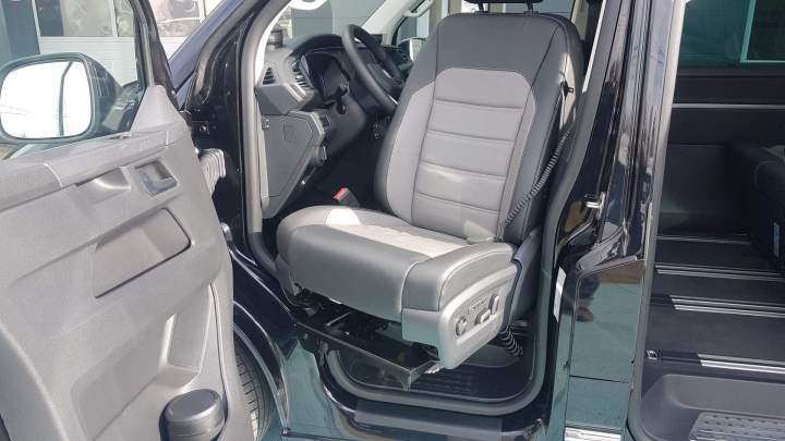 Fauteuil de véhicule pour faciliter l'accès des PMR Surin