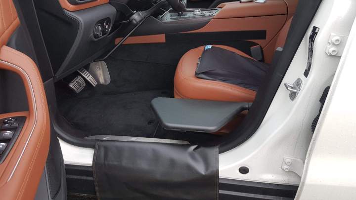 Véhicule adapté pour PMR Surin