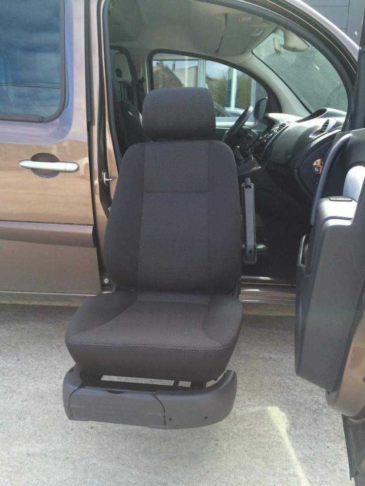 Siège pour faciliter l'accès des PMR Surin