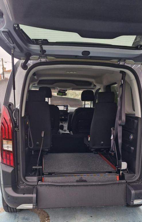 Véhicule adapté pour personne en situation de handicap Surin