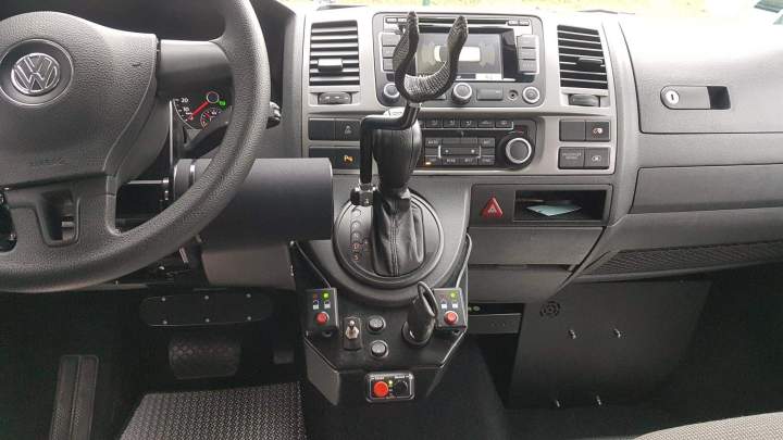 Véhicule équipé pour la conduite de PMR Surin