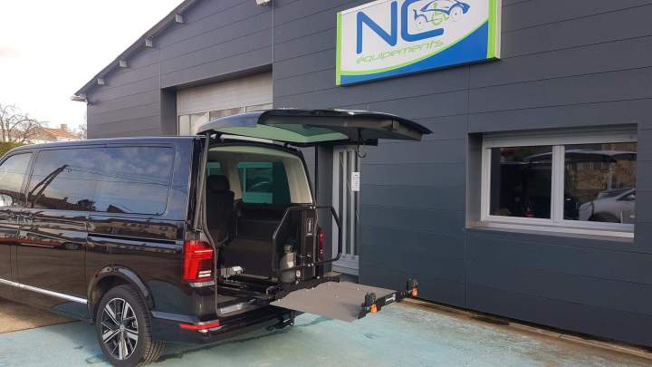 Véhicule avec rampe pour accès des PMR Surin