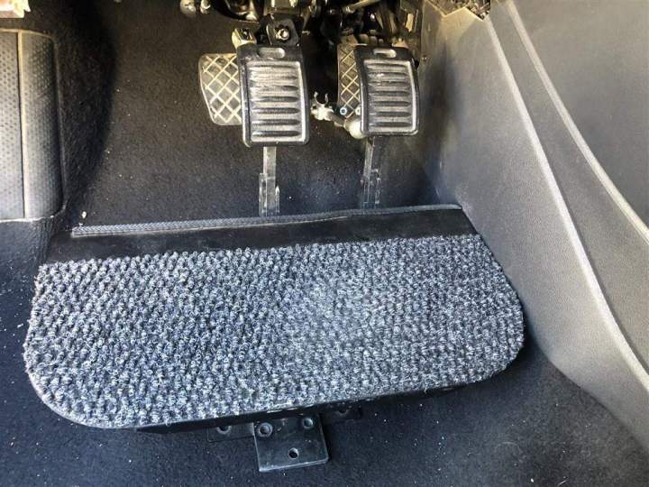 Pédales adaptées pour véhicule de TPMR Surin