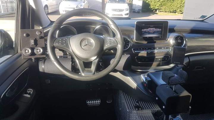 Tableau de bord d'un véhicule aménagé pour PMR Surin