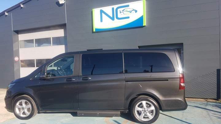 Véhicule adapté pour le transport de personne en situation de handicap Surin